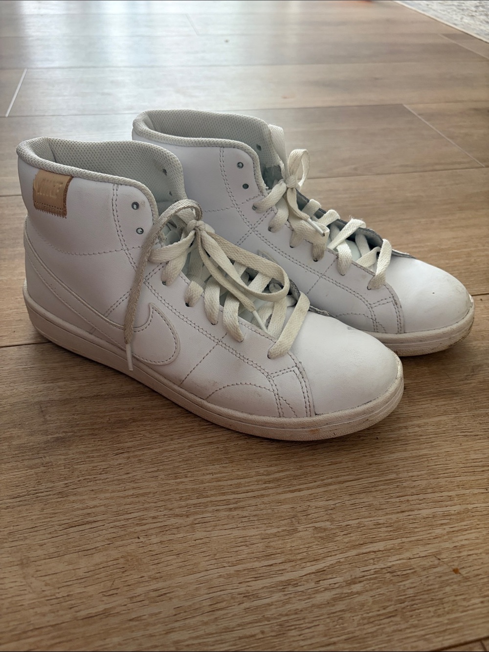 Women's White High-Top Nike Sneakers with Subtle Logo